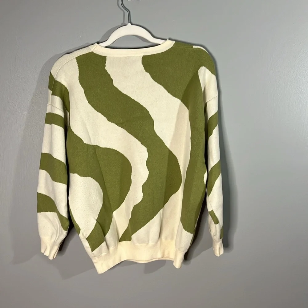 Le Lis Collection Green and Cream Swirl Pattern Sweater - Picture 3 of 4